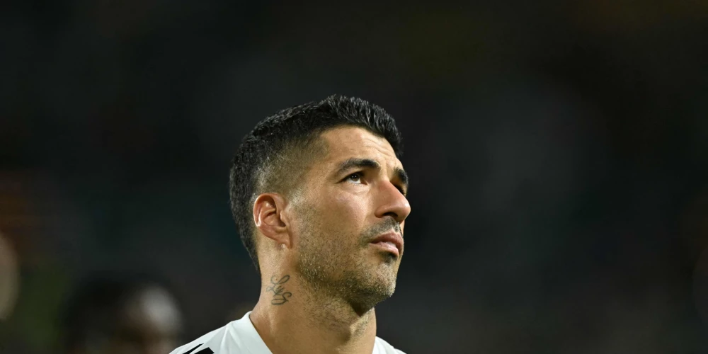 Luiss Svaress izteica gatavību atgriezties futbola izlasē, taču treneris viņam vietu sastāvā neredzēja. 