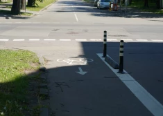 FOTO: Stabs joslas vidū un barjeru labirints — iedzīvotāji asi kritizē Rīgas veloceliņu plānošanu
