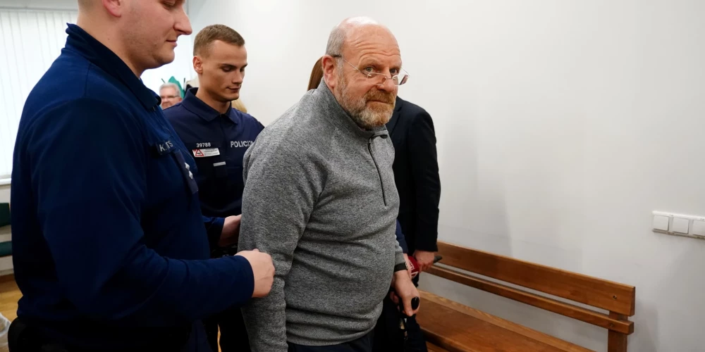 Apsūdzētais uzņēmējs Mihails Uļmans (no labās) tiek konvojēts pēc tiesas sēdes Rīgas pilsētas tiesā, kurā viņu atzina par vainīgu maksātnespējas administratora Mārtiņa Bunkus slepkavības pasūtīšanā, piespriežot 15 gadus cietumsodu ar probācijas uzraudzību uz trīs gadiem.