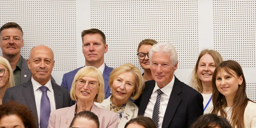 Латвийские политики не упустили шанса сфотографироваться со знаменитостью.