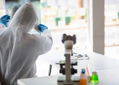 Vienu no pasaules vadošajiem virusologiem tur aizdomās par vīrusu kontrabandu no Āfrikas