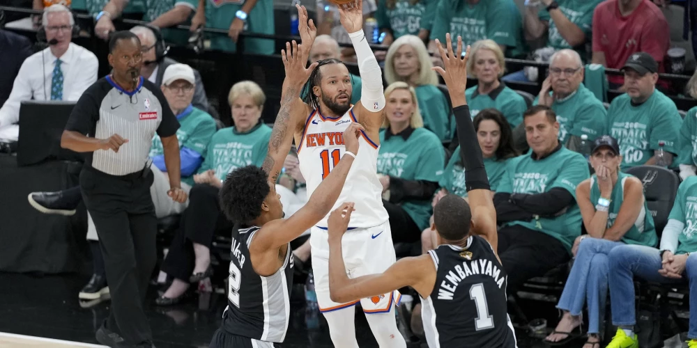 Džeilenu Bransonu (izdara metienu) "Spurs" bija grūti apturēt.