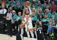 Ņujorkas "Knicks" atspēlējas no -14, turpina iespaidīgo uzvaru sēriju un nonāk vadībā NBA finālsērijā