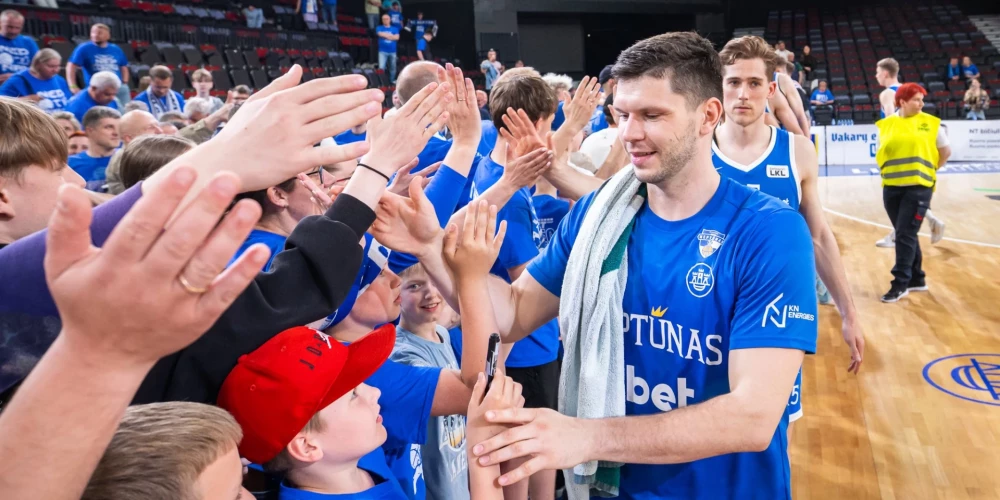 Rihards Lomažs ar komandas jaunākajiem faniem. 