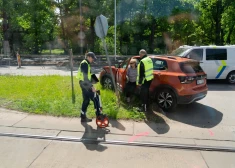 Водитель запутался в указаниях и врезался в дорожный знак - ремонтные работы в Риге превратили улицы в лабиринт