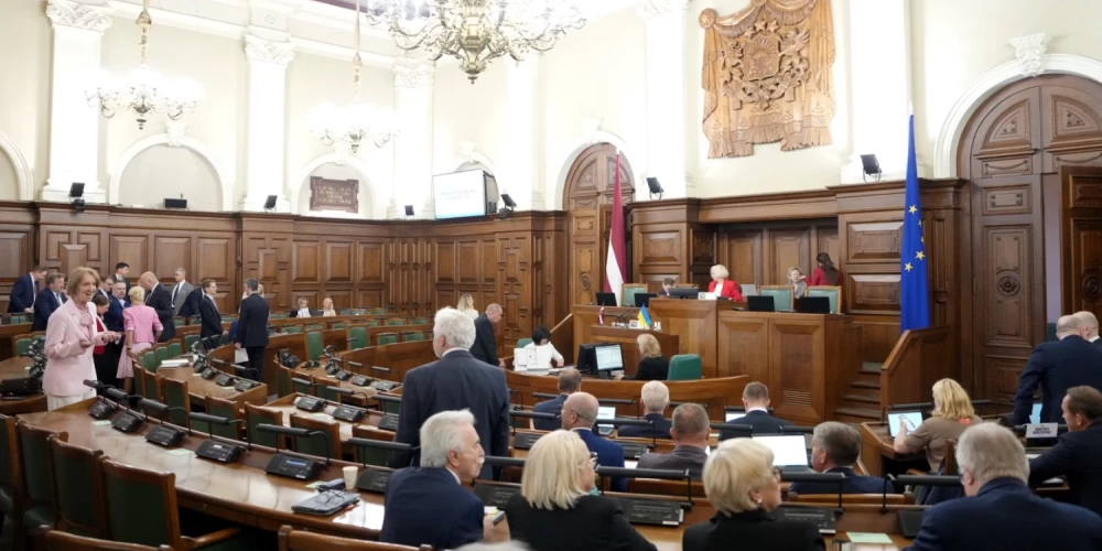 Saeima vairākiem deputātiem atjauno pilnvaras un apstiprina pagaidu mandātus. 