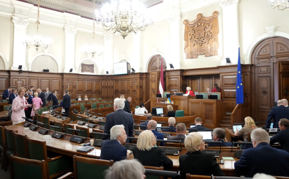 Saeima vairākiem deputātiem atjauno pilnvaras un apstiprina pagaidu mandātus