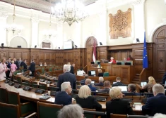 Saeima vairākiem deputātiem atjauno pilnvaras un apstiprina pagaidu mandātus
