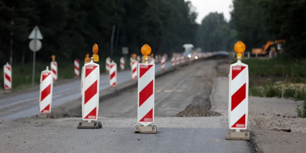 Vairākos valsts vietējo autoceļu posmos atjauno segumu. 
