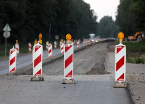 Vairākos valsts vietējo autoceļu posmos atjauno segumu. 