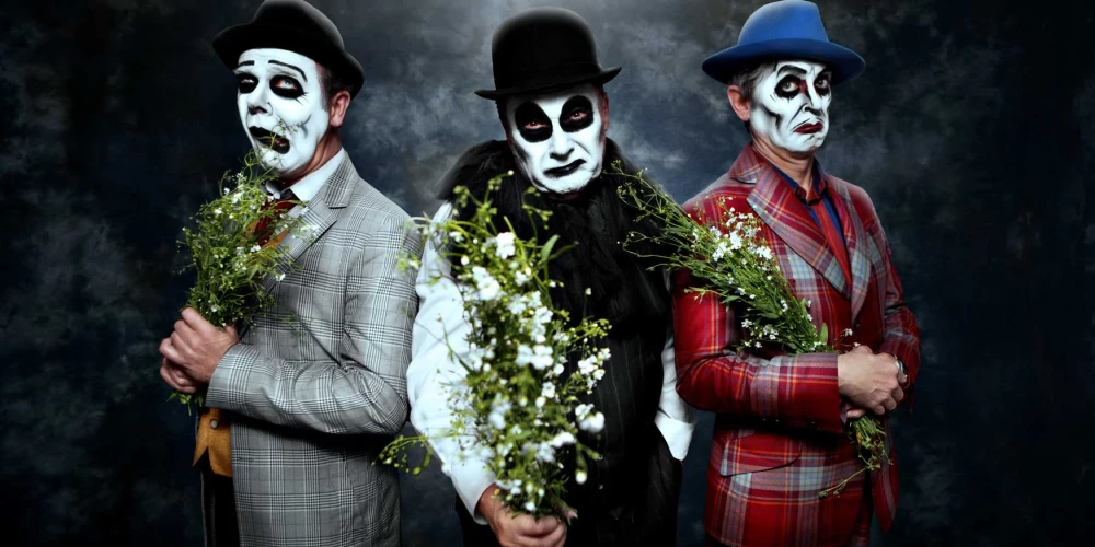 "The Tiger Lillies" dibināta Londonā 1989. gadā, un tās līderis ir dziedātājs, dziesmu autors un akordeonists Martins Žaks, kura izteiksmīgais falsets kļuvis par grupas skanējuma vizītkarti.