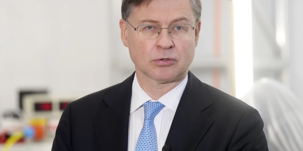Eiropas Savienībai (ES) būs jāatgriežas pie jautājuma par Krievijas iesaldēto aktīvu izmantošanu, uzsvēris ES ekonomikas un produktivitātes komisārs Valdis Dombrovskis.
