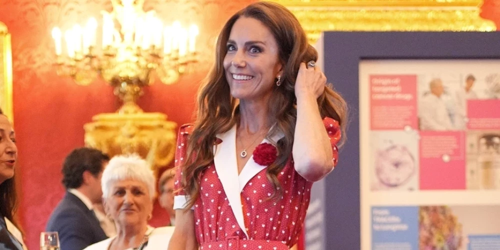 Velsas princese Ketrīna kopā ar karali Čārlzu un karalieni Kamillu apmeklēja pieņemšanu Svētā Džeimsa pilī, lai godinātu organizācijas “Cancer Research UK” nozīmīgo darbu. Pasākumu rīkoja karalis kā organizācijas patrons, atzīmējot tās 125 gadu jubileju.