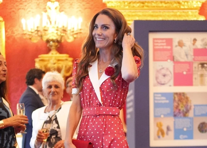 Velsas princese Ketrīna kopā ar karali Čārlzu un karalieni Kamillu apmeklēja pieņemšanu Svētā Džeimsa pilī, lai godinātu organizācijas “Cancer Research UK” nozīmīgo darbu. Pasākumu rīkoja karalis kā organizācijas patrons, atzīmējot tās 125 gadu jubileju.