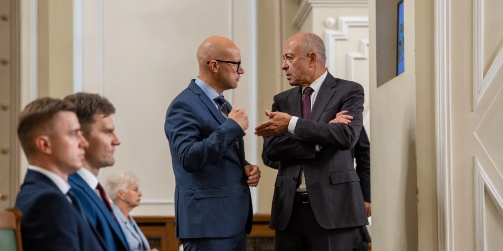 Saeima pārdala deputātu vietas komisijās.