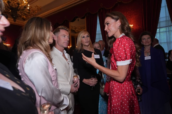 Princese Ketrīna sarunā ar popmūziķi Ronanu Kītingu un viņa sievu Stormi.