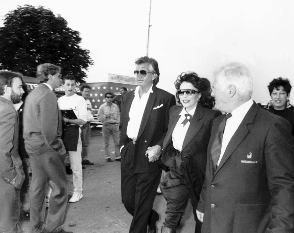 Džoana Kolinsa un Džordžs Hamiltons, dodoties uz Maikla Džeksona koncertu Vemblija arēnā Londonā 1988. gadā.
