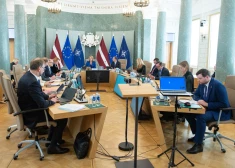 Algu plaisa ministrijās: par vienu un to pašu amatu maksā pat trīsreiz vairāk