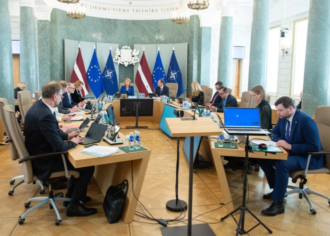 Algu plaisa ministrijās: par vienu un to pašu amatu maksā pat trīsreiz vairāk