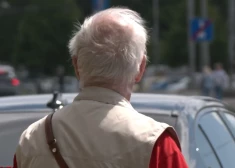 В Пурвциемсе пенсионера сбила машина - он отряхнулся и снова пошел в неположенном месте