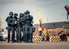 FOTO: Kadri kā no asa sižeta filmas — Ventspilī izspēlēts teroristu uzbrukums prāmim
