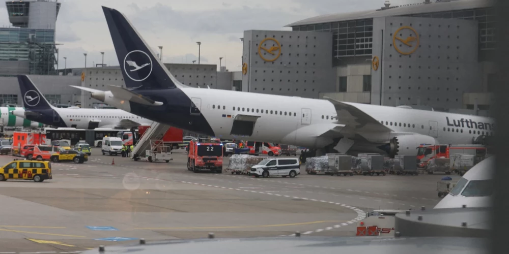 Neatliekamās medicīniskās palīdzības automašīnas pie "Lufthansa Boeing" lidmašīnas. Vācija, Frankfurte 2026. gada 4. jūnijā.