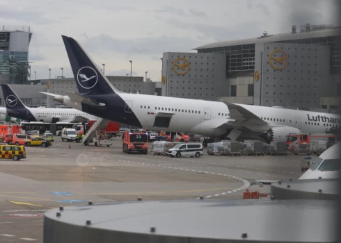 Neatliekamās medicīniskās palīdzības automašīnas pie "Lufthansa Boeing" lidmašīnas. Vācija, Frankfurte 2026. gada 4. jūnijā.