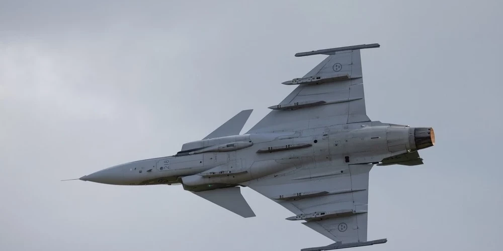 Шведский самолет Saab JAS 39 Gripen во время пролета над Лиепаей в 2024 году.
