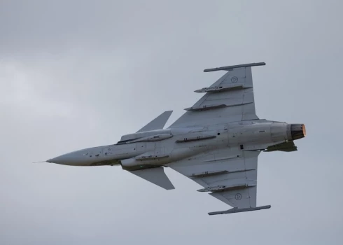 Шведский самолет Saab JAS 39 Gripen во время пролета над Лиепаей в 2024 году.