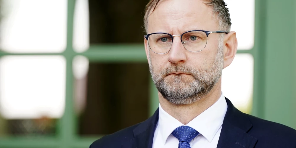 Pieciem bijušā satiksmes ministra Ata Švinkas (P) biroja darbiniekiem kompensācijās kopumā izmaksāti 35 000 eiro. 