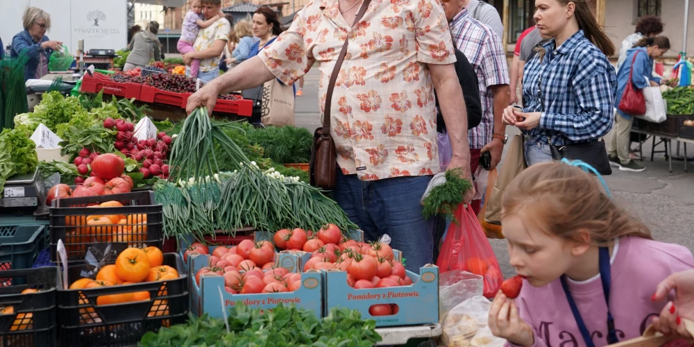 С наступлением лета ассортимент выращенных и приготовленных в Латвии вкусностей становится все богаче и разнообразнее.