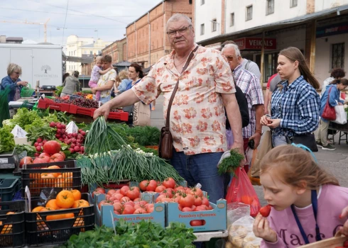 С наступлением лета ассортимент выращенных и приготовленных в Латвии вкусностей становится все богаче и разнообразнее.