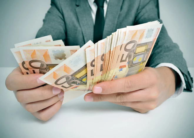 От 3000 до 8000 евро: как в разных министерствах платят за одну и ту же работу