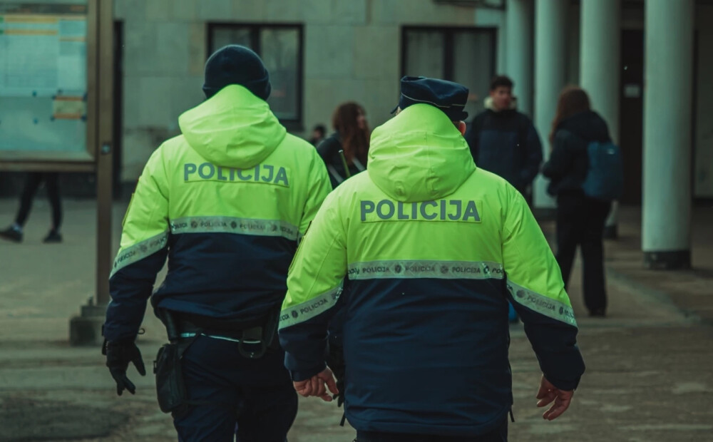 Policija atrisina slepkavību Rīgā: aizdomās turētais mēģinājis inscenēt pašnāvību