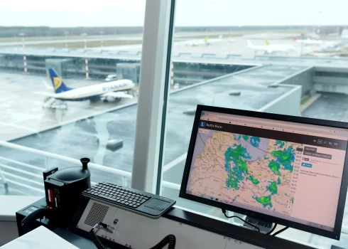 VAS "Latvijas gaisa satiksme" aviodispečeru darba vieta Rīgas lidlauka tornī Starptautiskajā lidostā "Rīga".