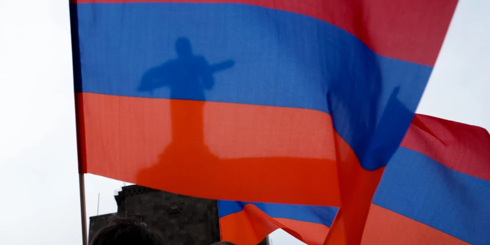Armēnijas karogi plīvo pie pieminekļa "Māte Armēnija" Erevānas centrā.