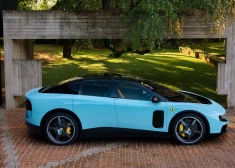 "Ferrari" prezentējis pirmo elektroauto, turklāt ar četrām durvīm