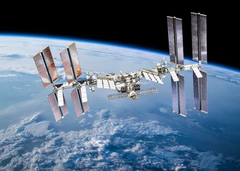 Astronautiem Starptautiskajā kosmosa stacijā jāmeklē patvērums, jo Krievijas segmenta "Zvezda" modulī konstatētas plaisas un gaisa noplūdes.