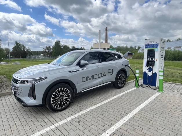 Kaut gan uzlādes stacija piedāvā par 160 kW jaudu, auto pretī ņem tikai ap 70 kW.