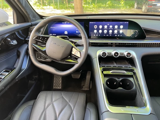 Auto apdare ir kvalitatīva un nepretencioza, kaut gan var manīt aizguvumus no citiem zīmoliem.