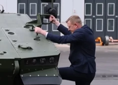 VIDEO. Aizsardzības ministrs Raivis Melnis personīgi iemēģina jauno kaujas mašīnu "Mednieks"