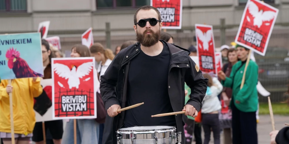 Rīgas centrā norisinājās dzīvnieku aizsardzībai veltīts gājiens "Par dzīvniekiem: brīvību vistām!"