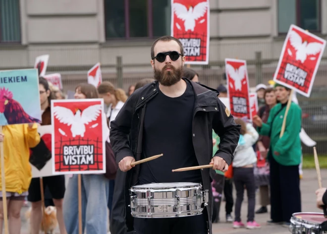 Rīgas centrā norisinājās dzīvnieku aizsardzībai veltīts gājiens "Par dzīvniekiem: brīvību vistām!"