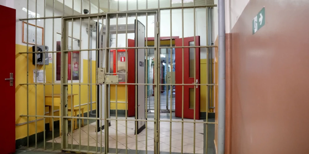 После смерти 17-летнего заключенного в Латвии заговорили о защите детей в тюрьмах.