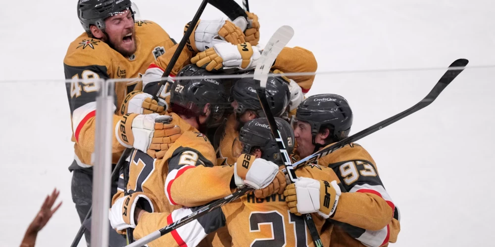 "Golden Knights" uzvar otrajā pagarinājumā un Stenlija kausa finālsērijā izvirzās vadībā.