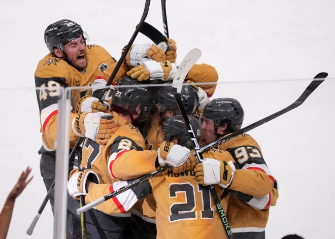 “Golden Knights” otrajā pagarinājumā uzvar “Hurricanes” un pārņem vadību Stenlija kausa finālsērijā