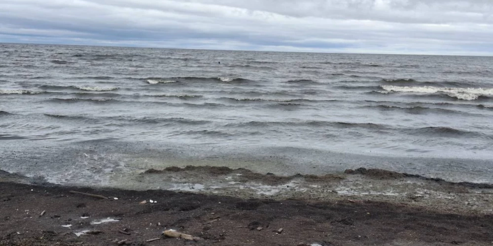 Погулять по белому песочку вдоль моря не получится.