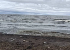 Погулять по белому песочку вдоль моря не получится.