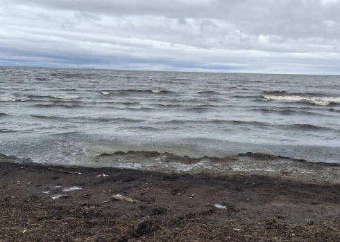 Погулять по белому песочку вдоль моря не получится.