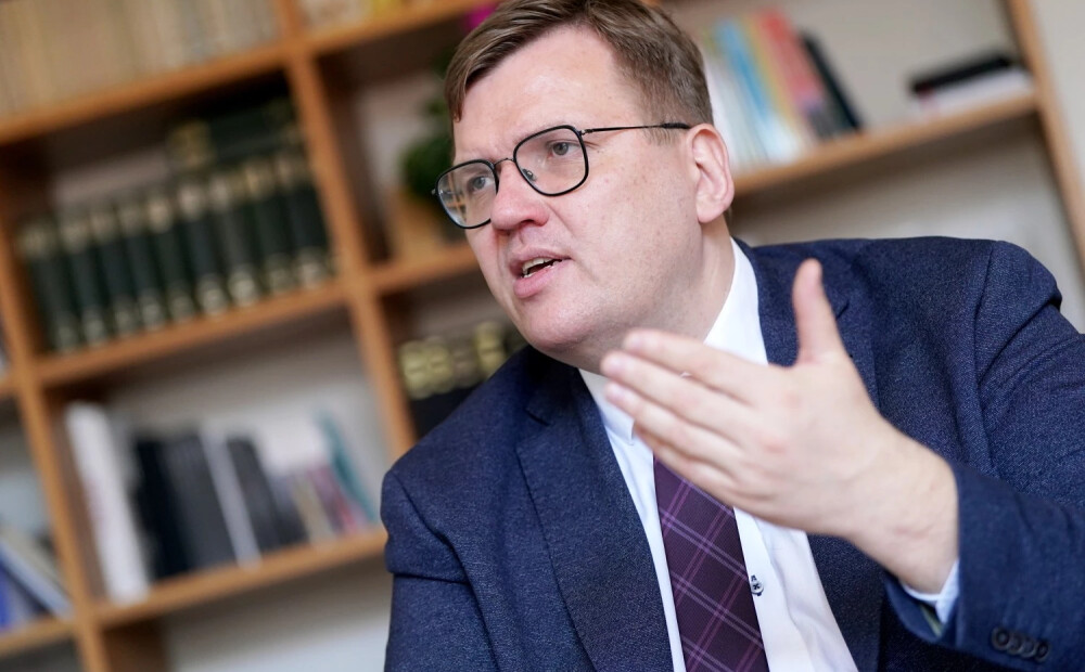 "Lai premjers pārbauda sava kabineta atvilktnes!" Pūce snied